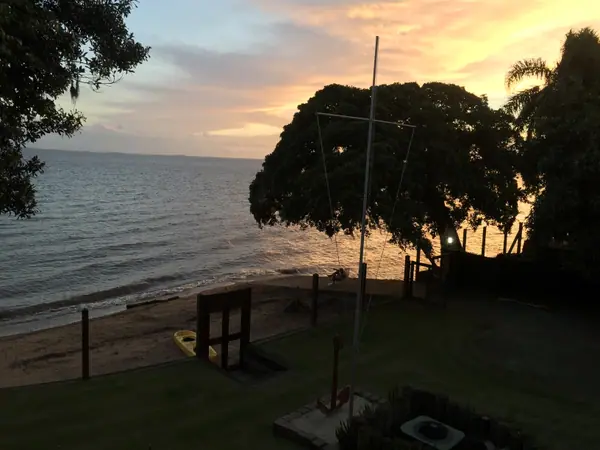 A praia e o mastro náutico ao fim da tarde