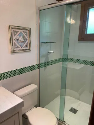 Banheiro privativo com box de vidro