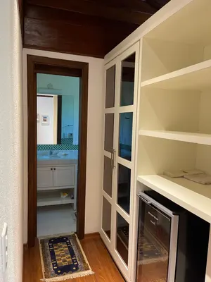 Closet com frigobar e acesso ao banheiro