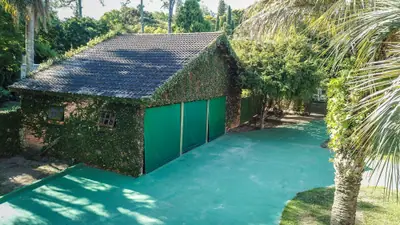 Construção coberta de hera junto ao pátio