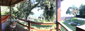Deque com vista panorâmica do lago