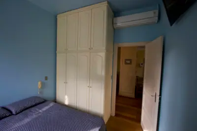 Dormitório com armários embutidos