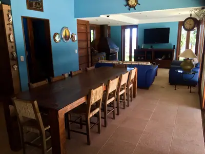 Estar do salão com sofás e mesa rústica