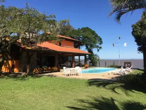 Gramado descendo até a margem do Guaíba