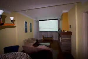 Home theater com telão de 140 polegadas