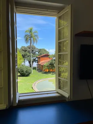 Janela do dormitório com vista para o jardim