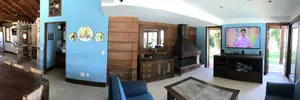 Lareira e estar com sofás