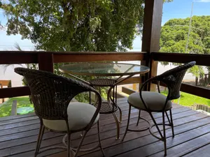 Mesa na sacada, com vista para o Guaíba