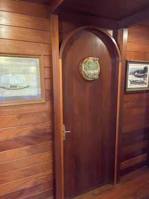 Porta em arco com escotilha de bronze