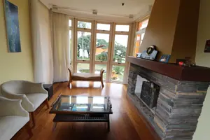 Sala com lareira de pedra e vista para o Guaíba