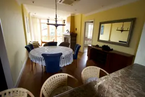 Sala de jantar com mesa redonda